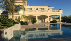 6 bedroom villa with swimming pool to rent in Peyia