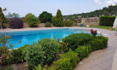 5 bedroom bungalow with swimming pool for sale in Kamares