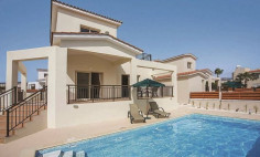 Lovely 3 bedroom house with swimming pool for sale in Coral Bay
