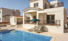 Lovely 3 bedroom house with swimming pool for sale in Coral Bay
