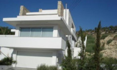 5 bedroom house with swimming pool for sale in Oroklini