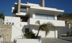 5 bedroom house with swimming pool for sale in Oroklini