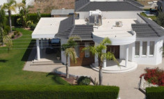 4 bedroom furnished bungalow with swimming pool for sale in Chloraka