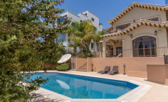 Spacious 4 bedroom house with swimming pool for sale in Amathus area