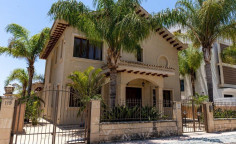 Spacious 4 bedroom house with swimming pool for sale in Amathus area