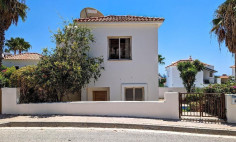 Luxury three bedrooms house with swimming pool for sale in Peyia