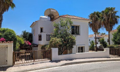 Luxury three bedrooms house with swimming pool for sale in Peyia