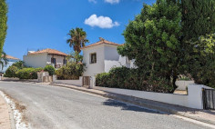 Luxury three bedrooms house with swimming pool for sale in Peyia
