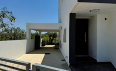 Luxury 3 bedroom furnished villa with swimming pool for sale in Oroklini