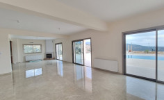 4 bedroom house with swimming pool to rent in Akoursos
