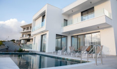 Beautiful 4 bedrooms house with swimming pool for sale in Chloraka