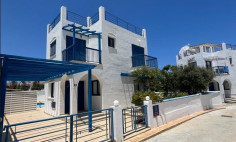 Spacious 3 bedrooms house with swimming pool for sale in Agia Triada