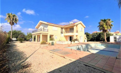 Spacious 4 bedroom house with swimming pool for sale in Agia Thekla