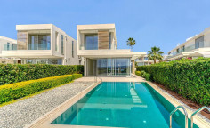 Luxury 5 bedroom house with swimming pool for sale in Coral Bay
