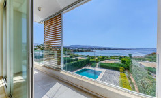 Beautiful 5 bedroom house with swimming pool for sale in Coral Bay
