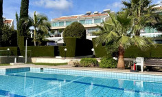 2 bedroom furnished apartment with swimming pool to rent in Agios Tychonas