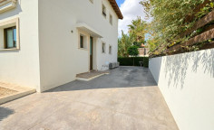 Spacious 3 bedroom furnished villa with swimming pool for sale in Agia Thekla