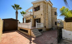 3 bedroom furnished villa with swimming pool for sale in Agia Thekla