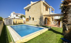 3 bedroom furnished villa with swimming pool for sale in Agia Thekla
