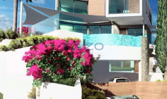 Sea front villa with pool and panoramic view 