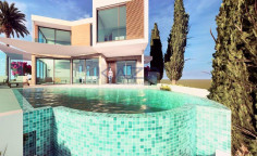 Sea front villa with pool and panoramic view 