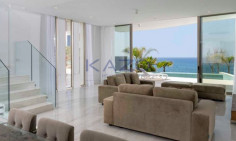 5 bedroom villa with swimming pool for sale in Kissonerga