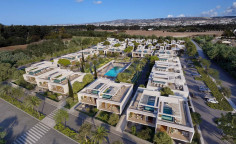 Sea front Geroskipou apartment with pool and gym 