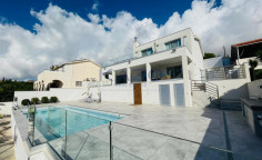 Spacious furnished villa with pool in Episkopi 
