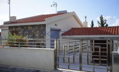 Spacious furnished villa with pool in Episkopi 