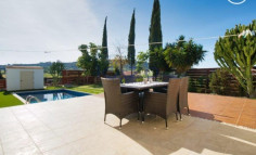 Spacious Moni home with pool on large plot 