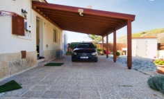 Spacious Moni home with pool on large plot 