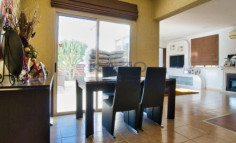 Spacious Moni home with pool on large plot 