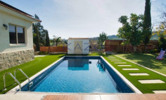 Spacious Moni home with pool on large plot 
