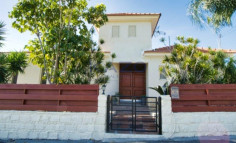 Spacious Moni home with pool on large plot 