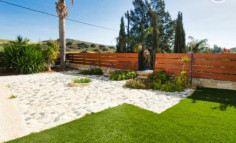Spacious Moni home with pool on large plot 