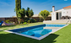 Spacious Moni home with pool on large plot 