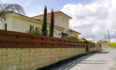 Spacious Moni home with pool on large plot 
