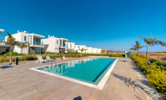 Large 4 bedroom villa with swimming pool for sale in Coral Bay