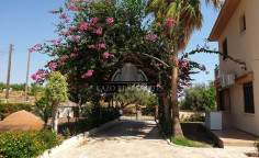 Luxury 5 bedroom house with swimming pool for sale in Parekklisia