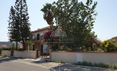 Luxury 5 bedroom house with swimming pool for sale in Parekklisia