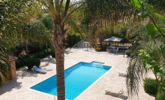 Luxury 5 bedroom house with swimming pool for sale in Parekklisia