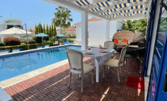 4 bedroom bungalow with swimming pool for sale in Coral Bay