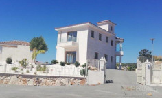 4 bed villa for sale in Chloraka