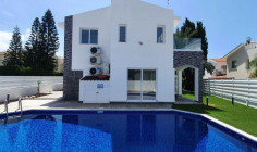 Large 3 bedrooms house with swimming pool for sale in Coral Bay