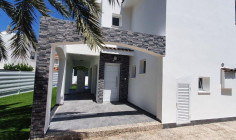Large 3 bedrooms house with swimming pool for sale in Coral Bay