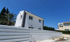 Large 3 bedrooms house with swimming pool for sale in Coral Bay