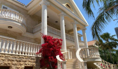 6 bedroom house with swimming pool for sale in Amathus area