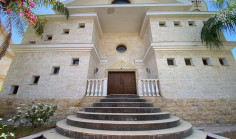 6 bedroom house with swimming pool for sale in Amathus area