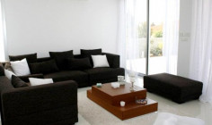 Spacious 4 bedroom furnished house with swimming pool for sale in Ypsonas