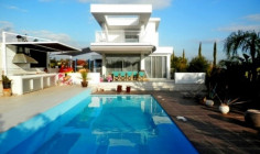 Spacious 4 bedroom furnished house with swimming pool for sale in Ypsonas